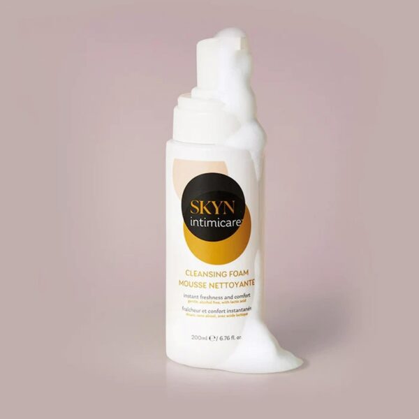 SKYN Intimicare Cleansing Foam   pianka oczyszczająca dla kobiet 200ml