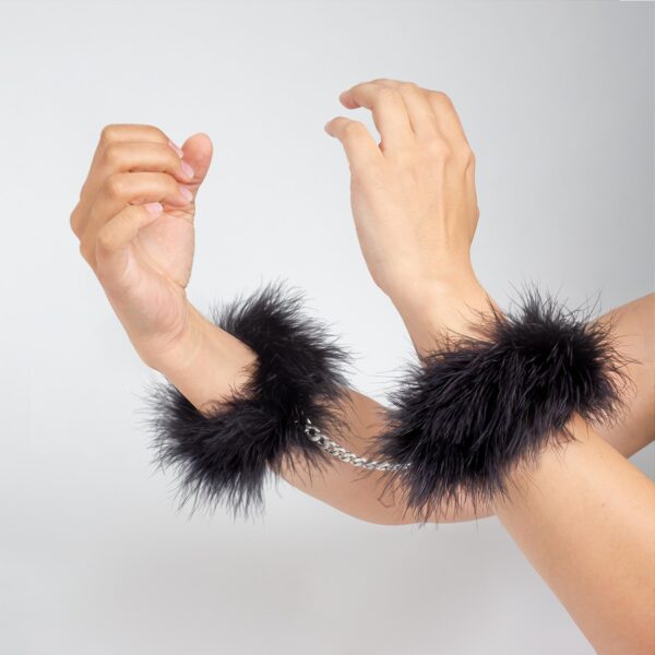 BLACK MARABOU HANDCUFFS - obrazek 2